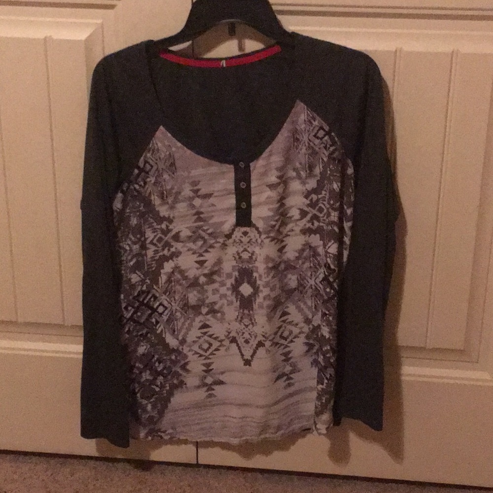 Grey patterned shirt.